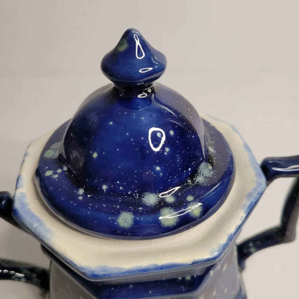 Ceramic sugar bowl with a lid. 272